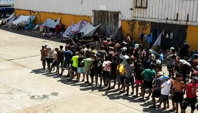 Inmigración Ceuta, Falta de enfermeros y elevada presión asistencial FOTOGRAFÍA. CEUTA (ESPAÑA), 20 DE AGOSTO DE 2026. Inmigración Ceuta: Falta de enfermeros y elevada presión asistencial. Cerca de 1.700 inmigrantes ilegales han abandonado este jueves a pie y escoltados por la Policía Nacional la playa de El Trampolín, en el marco del dispositivo puesto en marcha para desalojar este asentamiento y trasladar a sus ocupantes a los nuevos recursos temporales de acogida habilitados en distintos puntos de Ceuta; varios centenares de ellos han regresado para ocupar la misma playa el mismo día. Efe