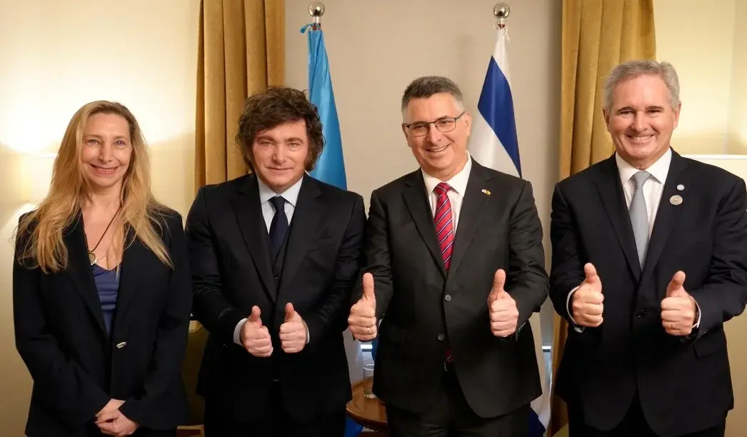 FOTOGRAFÍA. CALI (COLOMBIA), 07 DE AGOSTO DE 2026. El presidente de la República de Argentina, Javier Gerardo Milei (2 i); mantuvo una reunión con el Ministro de Relaciones Exteriores del Estado de Israel, Gideon Sa'ar (2 d); acompañado por la Secretaria General de la Presidencia, Karina Elizabeth Milei (Karina Milei) (i); y el Canciller, el ministro de Relaciones Exteriores, Comercio Internacional y Culto de la Nación Argentina, Pablo Quirno Magrane (d); en la Casa Cultural de Cali, en el marco del traspaso de mando presidencial en Colombia.