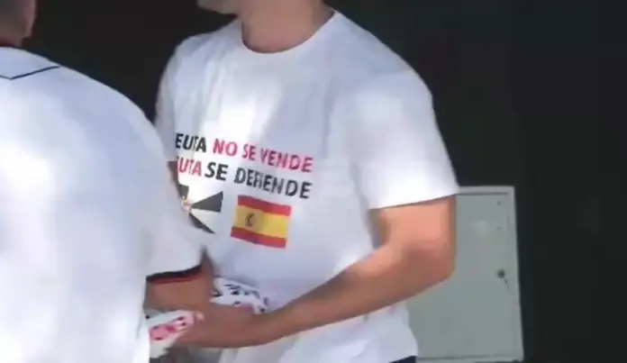FOTOGRAFÍA. CEUTA (ESPAÑA), 22 DE AGOSTO DE 2026. Una pancarta con el mensaje "Ceuta no se vende. Ceuta se defiende" ha recorrido las calles de la ciudad hasta llegar al estadio municipal Alfonso Murube, donde los futbolistas del Ceuta y de Las Palmas la han sostenido antes de enfrentarse en partido de la Liga Hypermotion, a modo de protesta ante la situación que vive la ciudad por la entrada masiva de más de 70.000 inmigrantes desde Marruecos el 30 de julio de 2026. Captura vídeo Efe/Lasvocesdelpueblo (Ñ Pueblo)