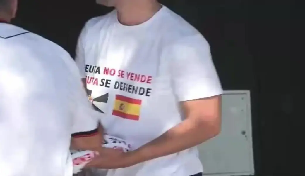 FOTOGRAFÍA. CEUTA (ESPAÑA), 22 DE AGOSTO DE 2026. Una pancarta con el mensaje "Ceuta no se vende. Ceuta se defiende" ha recorrido las calles de la ciudad hasta llegar al estadio municipal Alfonso Murube, donde los futbolistas del Ceuta y de Las Palmas la han sostenido antes de enfrentarse en partido de la Liga Hypermotion, a modo de protesta ante la situación que vive la ciudad por la entrada masiva de más de 70.000 inmigrantes desde Marruecos el 30 de julio de 2026. Captura vídeo Efe/Lasvocesdelpueblo (Ñ Pueblo)