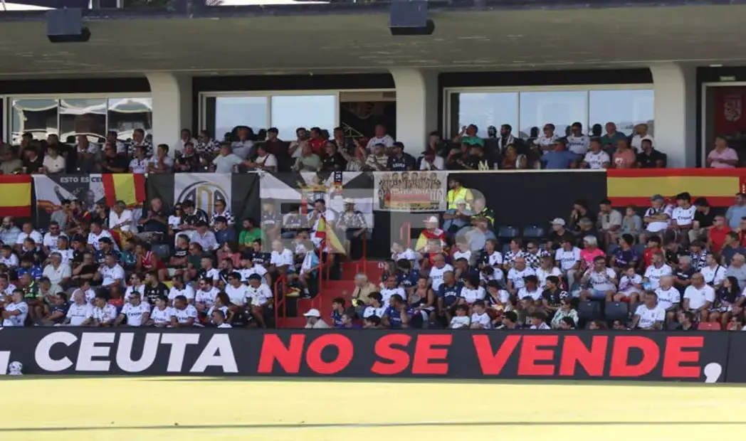 FOTOGRAFÍA. CEUTA (ESPAÑA), 22 DE AGOSTO DE 2026. Pancarta de protesta "Ceuta no se vende. Ceuta se defiende" durante el partido de Liga en Segunda División que disputan este sábado Ceuta y Las Palmas. Efe