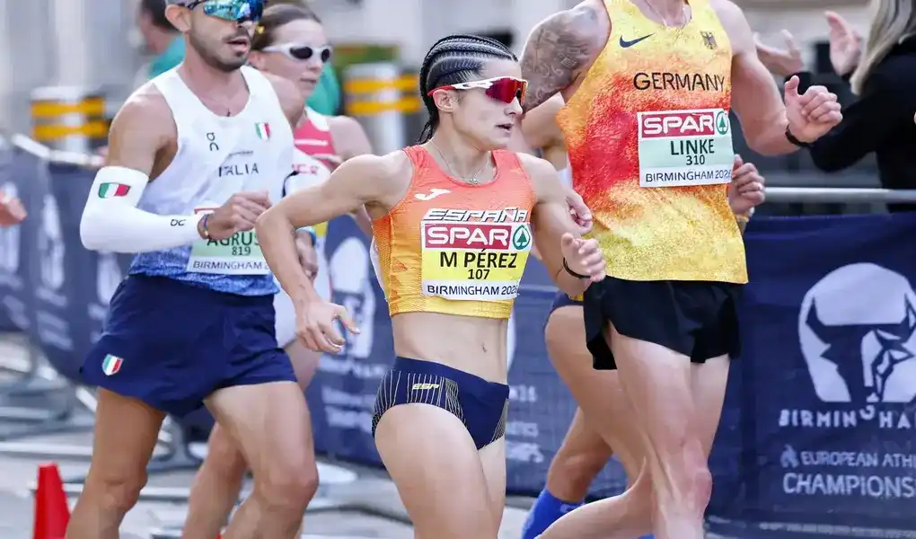 FOTOGRAFÍA. BIRMINGHAM (REINO UNIDO), 15 DE AGOSTO DE 2026. La española María Pérez García agranda su leyenda con Oro en Birmingham. La marchadora española María Pérez (c), durante la prueba femenina de medio maratón marcha de los Europeos de Birmingham 2026, disputada este sábado. Efe