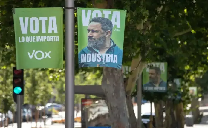 FOTOGRAFÍA. MADRID (ESPAÑA), 12 DE JULIO DE 2023. Campaña electoral elecciones generales del 23 de julio. Detalle de la propaganda electoral del 23J de VOX «Vota lo que importa», «vota VOX», «Vota Abascal», en las calles cerca de la estación de Metro Núñez de Balboa, distrito de Salamanca, en Madrid, Comunidad de Madrid (España). Lasvocesdelpueblo (Ñ Pueblo)