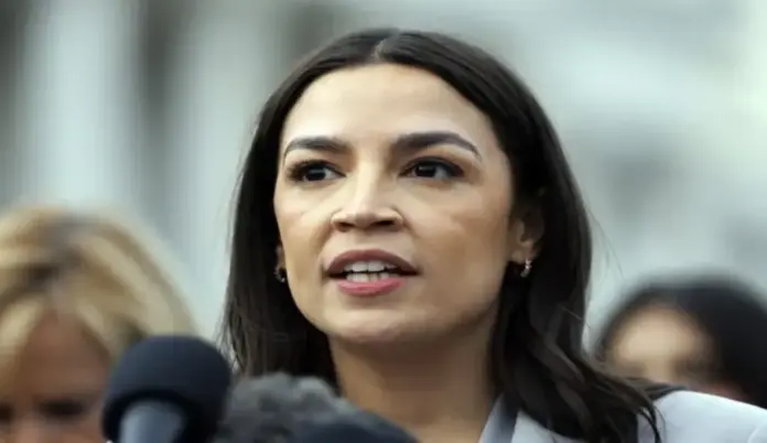 La ultraizquierdista AOC se presentará a las elecciones EEUU 2028 FOTOGRAFÍA. NUEVA YORK (ESTADOS UNIDOS DE AMÉRICA, EEUU), 09 DE AGOSTO DE 2026. La congresista ultraizquierdista Alexandria Ocasio-Cortez "AOC", una de las principales figuras del ala ultraizquierdista del Partido Demócrata de EEUU, afirmó este domingo que no descarta presentarse a las elecciones presidenciales de 2028 para suceder al mandatario estadounidense y líder de los patriotas del Partido Republicano, Donald John Trump. Efe