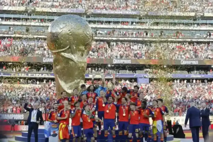 Largas colas para comprar la camiseta de España con dos estrellas, final copa del mundo España-Argentina,España campeona del mundo 2026 FOTOGRAFÍA. EAST RUTHERFORD (ESTADO DE NUEVA JERSEY) ESTADOS UNIDOS DE AMÉRICA, EEUU, 19 DE JULIO DE 2026. Largas colas para comprar la camiseta de España con dos estrellas. España afianza el dominio europeo de la competición más grande del planeta. El seleccionador de España Luis de la Fuente celebra con el trofeo del Mundial de la FIFA 2026 de Estados Unidos América, México y Canadá este domingo, tras vencer a Argentina en la final en el estadio MetLife en East Rutherford (Nueva Jersey) EEUU. Efe