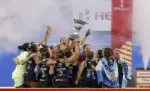 FOTOGRAFÍA. AMSTELVEEN (PAÍSES BAJOS), 29 DE AGOSTO DE 2026. Jugadoras de Argentina celebran con el trofeo tras ganar la final de la copa del mundo de hockey hierba a Países Bajos en Amstelveen (Países Bajos). Efe