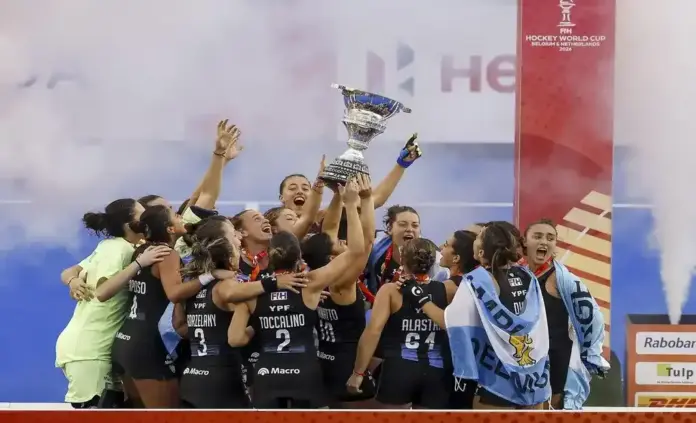 Las Leonas argentinas, campeonas del mundo por tercera vez de hockey hierba FOTOGRAFÍA. AMSTELVEEN (PAÍSES BAJOS), 29 DE AGOSTO DE 2026. Jugadoras de Argentina celebran con el trofeo tras ganar la final de la copa del mundo de hockey hierba a Países Bajos en Amstelveen (Países Bajos). Efe