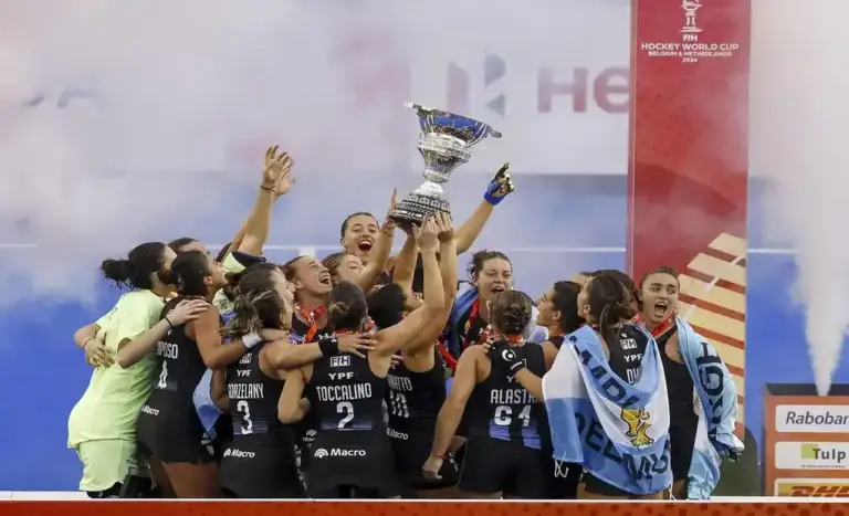 FOTOGRAFÍA. AMSTELVEEN (PAÍSES BAJOS), 29 DE AGOSTO DE 2026. Jugadoras de Argentina celebran con el trofeo tras ganar la final de la copa del mundo de hockey hierba a Países Bajos en Amstelveen (Países Bajos). Efe