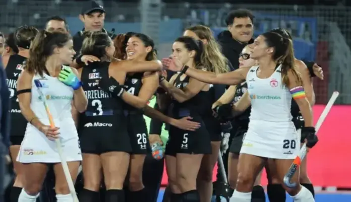 FOTOGRAFÍA. WAVRE (BÉLGICA), 22 DE ABRIL DE 2026. Las españolas mantienen opciones matemáticas tras caer ante Argentina 3-0. Las jugadoras argentinas celebran la victoria por 3-0 ante España en el FIH Hockey World Cup 2026 en Wavre, Bélgica. Efe
