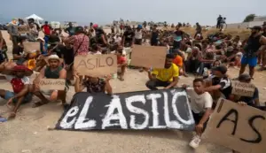 FOTOGRAFÍA. CEUTA (ESPAÑA), 17 DE AGOSTO DE 2026. Los inmigrantes marroquíes inician una huelga de hambre en Ceuta. En la imagen, centenares de los invasores inmigrantes ilegales marroquíes del asalto masivo a la frontera marítima y terrestre de España en Ceuta, acampados en la Playa del Trampolín de la Ciudad Autónoma de Ceuta. exigiendo ser acogido por España y ser traslados a la Península en hoteles con pensión y papeles; los asaltantes dicen que han iniciado una huelga de hambre para obligar al Gobierno de Pedro Sánchez Pérez-Castejón a atender sus exigencias. Efe