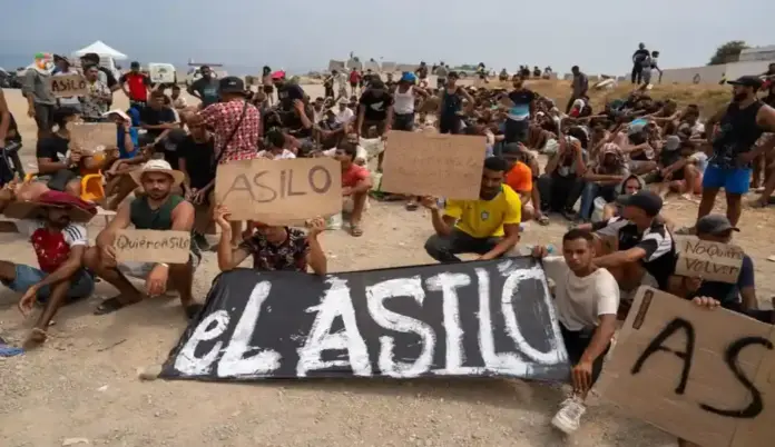 Los inmigrantes marroquíes inician una huelga de hambre en Ceuta FOTOGRAFÍA. CEUTA (ESPAÑA), 17 DE AGOSTO DE 2026. Los inmigrantes marroquíes inician una huelga de hambre en Ceuta. En la imagen, centenares de los invasores inmigrantes ilegales marroquíes del asalto masivo a la frontera marítima y terrestre de España en Ceuta, acampados en la Playa del Trampolín de la Ciudad Autónoma de Ceuta. exigiendo ser acogido por España y ser traslados a la Península en hoteles con pensión y papeles; los asaltantes dicen que han iniciado una huelga de hambre para obligar al Gobierno de Pedro Sánchez Pérez-Castejón a atender sus exigencias. Efe