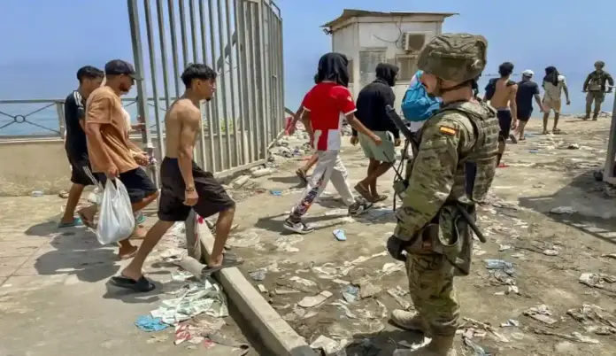 Los marroquíes se ocultan en áreas de difícil acceso en Ceuta FOTOGRAFÍA. CEUTA (ESPAÑA), 31 DE JULIO DE 2026. Los marroquíes se ocultan en áreas de difícil acceso en Ceuta. Un gran número de inmigrantes marroquíes regresan a pie a su país, este viernes 31 de julio de 2026, tras la invasión marroquí de la Ciudad Autónoma de Ceuta (España). Efe