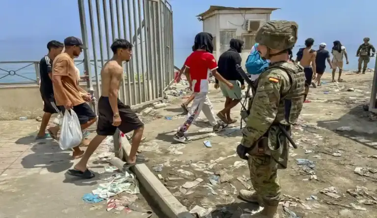 FOTOGRAFÍA. CEUTA (ESPAÑA), 31 DE JULIO DE 2026. Los marroquíes se ocultan en áreas de difícil acceso en Ceuta. Un gran número de inmigrantes marroquíes regresan a pie a su país, este viernes 31 de julio de 2026, tras la invasión marroquí de la Ciudad Autónoma de Ceuta (España). Efe
