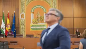 FOTOGRAFÍA. SEVILLA (ANDALUCÍA) ESPAÑA, MARTES 30 DE JUNIO DE 2026. Gavira: La Sanidad no se defiende con pancartas sino priorizando y gestionando correctamente. El portavoz del Grupo Parlamentario de VOX en el Parlamento de Andalucía, Manuel Gavira Florentino (Manolo Gavira), durante su intervención en el debate de investidura del candidato del Partido Popular (PP), Juan Manuel Moreno Bonilla. VOX votará en contra, no hay aún acuerdo entre VOX y PP. Lasvocesdelpueblo (Ñ Pueblo)