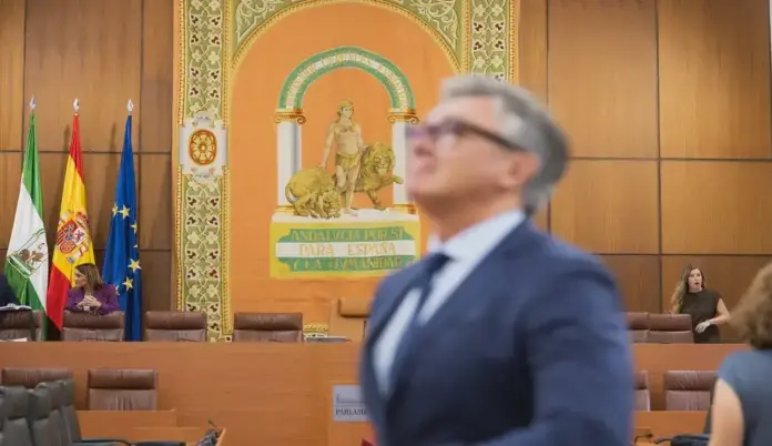FOTOGRAFÍA. SEVILLA (ANDALUCÍA) ESPAÑA, MARTES 30 DE JUNIO DE 2026. Gavira: La Sanidad no se defiende con pancartas sino priorizando y gestionando correctamente. El portavoz del Grupo Parlamentario de VOX en el Parlamento de Andalucía, Manuel Gavira Florentino (Manolo Gavira), durante su intervención en el debate de investidura del candidato del Partido Popular (PP), Juan Manuel Moreno Bonilla. VOX votará en contra, no hay aún acuerdo entre VOX y PP. Lasvocesdelpueblo (Ñ Pueblo)