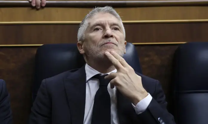 Marlaska planta a la Comisión de Interior del Senado sobre Ceuta FOTOGRAFÍA. MADRID (ESPAÑA), FECHA RELACIONADA CON EL CONTENIDO, 12 DE AGOSTO DE 2026. El Senado, con mayoría absoluta del Partido Popular (PP), ha avisado este miércoles de que tomará «las decisiones políticas y legales que sean necesarias» contra la ausencia del ministro de Interior del Gobierno de España, Fernando Grande-Marlaska Gómez (en la imagen, desde su escaño en el Congreso de los Diputados), en la Comisión de interior a la que había sido convocado para informar sobre la crisis migratoria en Ceuta. Efe