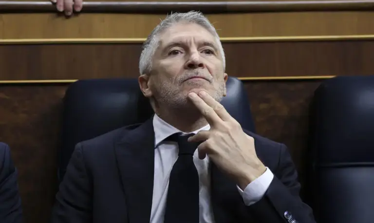 FOTOGRAFÍA. MADRID (ESPAÑA), FECHA RELACIONADA CON EL CONTENIDO, 12 DE AGOSTO DE 2026. El Senado, con mayoría absoluta del Partido Popular (PP), ha avisado este miércoles de que tomará «las decisiones políticas y legales que sean necesarias» contra la ausencia del ministro de Interior del Gobierno de España, Fernando Grande-Marlaska Gómez (en la imagen, desde su escaño en el Congreso de los Diputados), en la Comisión de interior a la que había sido convocado para informar sobre la crisis migratoria en Ceuta. Efe