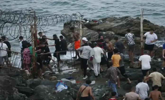 Marruecos Impedimos la inmigración que es aceptada y regularizada en España, invasión ceuta, Ceuta FOTOGRAFÍA. CEUTA (ESPAÑA), 30 DE JULIO DE 2026. El ministro de Justicia de Marruecos, Abdellatif Ouahbi, ha denunciado hoy que: "Impedimos la inmigración que es aceptada y regularizada en España". Invasión de Ceuta. Miles de jóvenes marroquíes se dirigieron este jueves a la frontera entre Castillejos (Marruecos) y Ceuta (España) por vía terrestre, para tratar de cruzar la valla que separa las dos ciudades, y por vía marítima, nadando desde Castillejos hasta el Espigón del Tarajal, punto fronterizo adentrado en el mar que separa la Ciudad Autónoma de Ceuta (España) de Castillejos (Marruecos). Efe