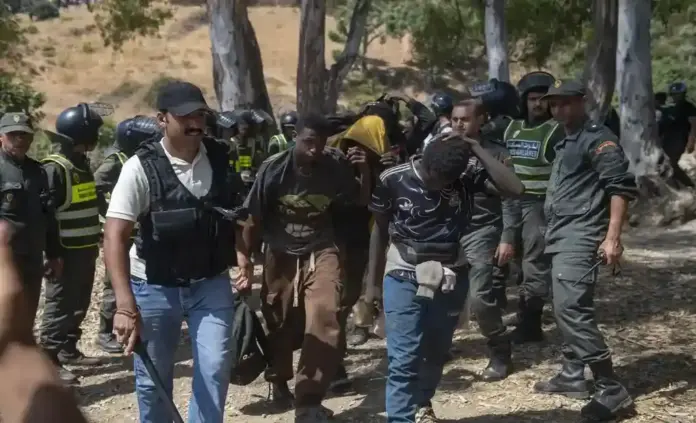Marruecos carga contra los inmigrantes en la frontera con España (2) FOTOGRAFÍA. CASTILLEJOS (MARRUECOS), 15 DE AGOSTO DE 2026. Marruecos carga contra los inmigrantes en la frontera con España. Varios grupos de inmigrantes norteafricanos islamistas, en su mayoría de Sudán, y subsaharianos, también en su mayoría islamistas, se congregan cerca de Castillejos (Marruecos), mientras intentan asaltar la frontera española de Ceuta este sábado, 15 de agosto de 2026. Fuentes de seguridad marroquíes indicaron que los intentos de entrada tuvieron lugar en una zona montañosa en las afueras de Castillejos, al suroeste de Ceuta. Efe