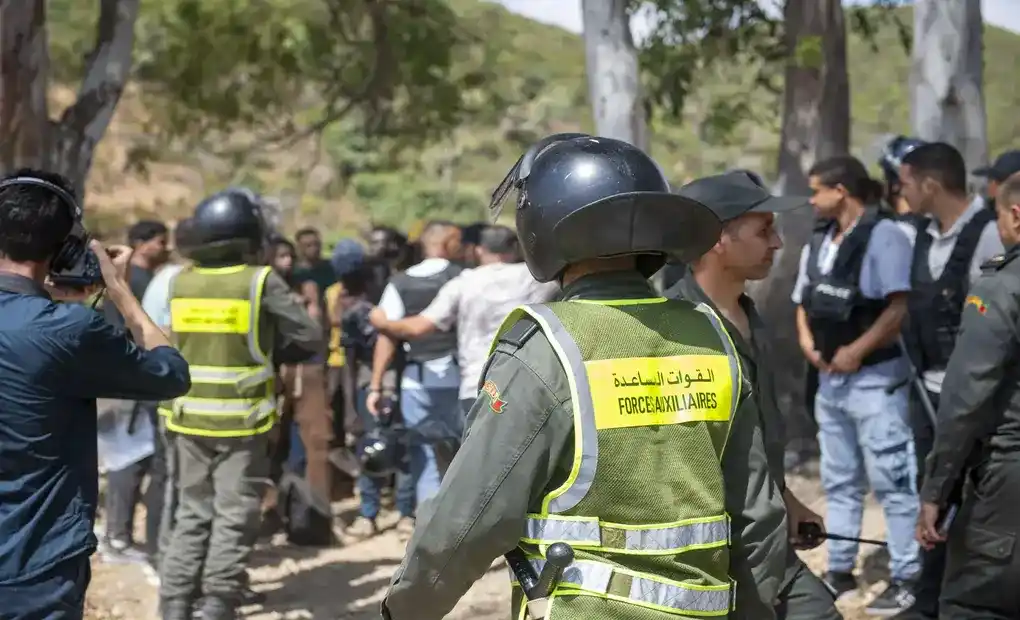 FOTOGRAFÍA. CASTILLEJOS (MARRUECOS), 15 DE AGOSTO DE 2026. Marruecos carga contra los inmigrantes en la frontera con España. Varios grupos de inmigrantes norteafricanos islamistas, en su mayoría de Sudán, y subsaharianos, también en su mayoría islamistas, se congregan cerca de Castillejos (Marruecos), mientras intentan asaltar la frontera española de Ceuta este sábado, 15 de agosto de 2026. Fuentes de seguridad marroquíes indicaron que los intentos de entrada tuvieron lugar en una zona montañosa en las afueras de Castillejos, al suroeste de Ceuta.Efe