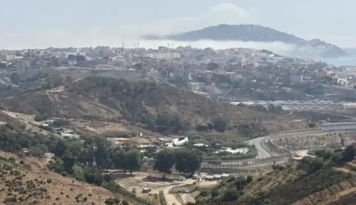 FOTOGRAFÍA. CASTILLEJOS (MARRUECOS), 15 DE AGOSTO DE 2026. Marruecos dispersa a los inmigrantes en la frontera con España. Vista panorámica de Ceuta desde Marruecos. Marruecos ha multiplicado la presencia de fuerzas de seguridad en la frontera de Fnideq (Castillejos en su denominación castellana) con Ceuta, que hoy amaneció blindada para limitar el acceso ante los llamamientos a un nuevo cruce masivo tras la entrada multitudinaria del pasado día 30. Efe