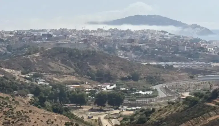 FOTOGRAFÍA. CASTILLEJOS (MARRUECOS), 15 DE AGOSTO DE 2026. Marruecos dispersa a los inmigrantes en la frontera con España. Vista panorámica de Ceuta desde Marruecos. Marruecos ha multiplicado la presencia de fuerzas de seguridad en la frontera de Fnideq (Castillejos en su denominación castellana) con Ceuta, que hoy amaneció blindada para limitar el acceso ante los llamamientos a un nuevo cruce masivo tras la entrada multitudinaria del pasado día 30. Efe