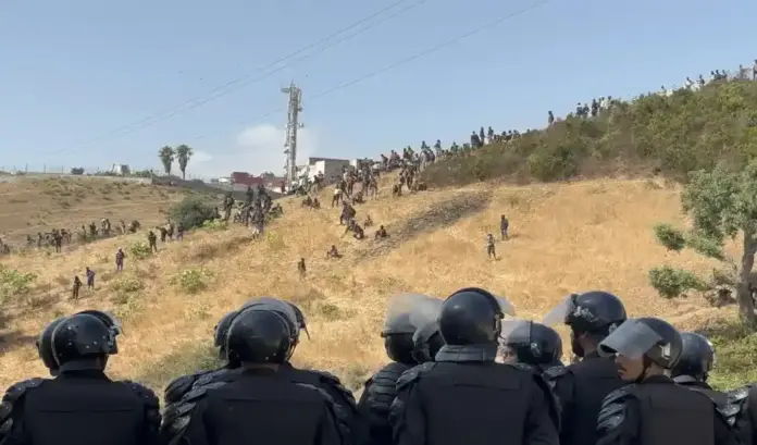 FOTOGRAFÍA. CASTILLEJOS (MARRUECOS), 15 DE AGOSTO DE 2026. Las fuerzas de Seguridad de Marruecos frustraron este sábado un intento de cruzar de forma irregular a la ciudad española de Ceuta de cientos de migrantes, en su mayoría subsaharianos, que se habían ocultado en las afueras de la urbe fronteriza de Fnideq (Castillejos en español). Fuentes de Seguridad marroquíes indicaron a Efe que el incidente se registró en una zona montañosa, en las afueras de Castillejos y al suroeste de Ceuta. Efe