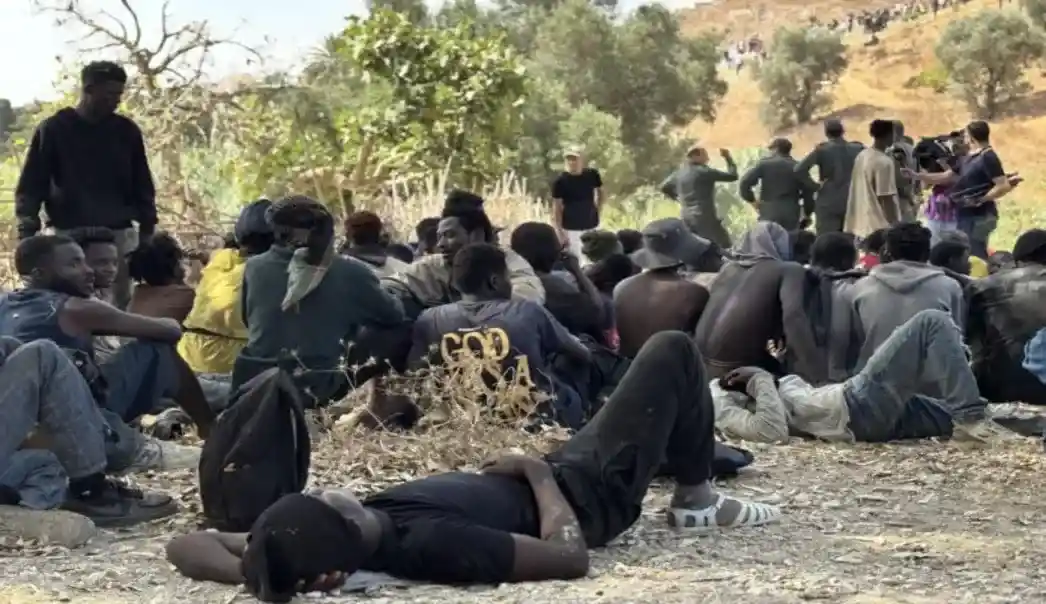FOTOGRAFÍA. CASTILLEJOS (MARRUECOS), 15 DE AGOSTO DE 2026. Las fuerzas de Seguridad de Marruecos frustraron este sábado un intento de cruzar de forma irregular a la ciudad española de Ceuta de cientos de migrantes, en su mayoría subsaharianos, que se habían ocultado en las afueras de la urbe fronteriza de Fnideq (Castillejos en español). Fuentes de Seguridad marroquíes indicaron a Efe que el incidente se registró en una zona montañosa, en las afueras de Castillejos y al suroeste de Ceuta. Efe