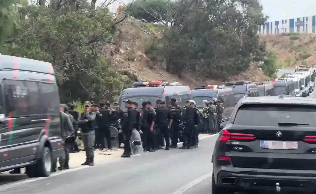 FOTOGRAFÍA. CASTILLEJOS (MARRUECOS), 15 DE AGOSTO DE 2026. Las fuerzas de Seguridad de Marruecos frustraron este sábado un intento de cruzar de forma irregular a la ciudad española de Ceuta de cientos de migrantes, en su mayoría subsaharianos, que se habían ocultado en las afueras de la urbe fronteriza de Fnideq (Castillejos en español). Fuentes de Seguridad marroquíes indicaron a Efe que el incidente se registró en una zona montañosa, en las afueras de Castillejos y al suroeste de Ceuta. Efe