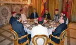 FOTOGRAFÍA. RABAT (MARRUECOS), 07.04.2022.- El rey Mohamed VI de Marruecos (4-d) ha presidido este jueves en Rabat el «iftar» (comida de ruptura de ayuno del Ramadán) al que invitó al jefe de Gobierno de coalición socialcomunista de España, Pedro Sánchez Pérez Castejón(4-i), y en el que estuvieron también presentes el hijo del monarca marroquí heredero del la Corona, el príncipe Muley El Hasán (3-d), y el hermano menor del rey, Muley Rachid (2-d). Compartieron mesa también el ministro de Exteriores de España, José Manuel Albares (d), y el embajador español en Rabat, Ricardo Díaz-Hochleitner (2-i). Efe/Presidencia del Gobierno de España. Efe.