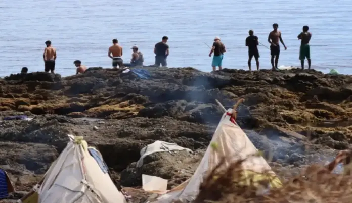 FOTOGRAFÍA. CEUTA (ESPAÑA), 29 DE AGOSTO DE 2026. Miles de inmigrantes ilegales de la invasión marroquí de Ceuta ocupan ilegalmente la playa de El Trampolín de Ceuta hasta la fecha de este sábado, 29 de agosto de 2026, lugar que el Gobierno de España del migracionista y globalista Pedro Sánchez Pérez-Castejón (PSOE) afirma que desalojó. Los invasores rechazan los centros de acogida del Gobierno de Sánchez y regresan cada día en las playas de la ciudad autónoma española de Ceuta. Efe