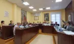 FOTOGRAFÍA. VILLAJOYOSA (ALICANTE) COMUNIDAD VALENCIANA (ESPAÑA), 20 DE AGOSTO DE 2026. El Grupo Municipal de VOX en el Ayuntamiento de Villajoyosa, con portavoz Moisés Oliver Riaza (d), planteó al pleno una moción en la que solicitaba la creación de patrullas policiales de a pie, previo estudio técnico de determinase las ubicaciones más necesitadas del servicio, las franjas horarias más sensibles, el número de agentes necesarios y los medios materiales y el amparo jurídico requeridos. Lasvocesdelpueblo (Ñ Pueblo)