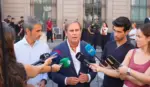 FOTOGRAFÍA. BARCELONA (ESPAÑA), 17 DE AGOSTO DE 2026.El portavoz de VOX en el Parlament de Catalunya y presidente del Comité Ejecutivo Provincial de VOX en la provincia de Barcelona, Joan Garriga Doménech; acompañado por el presidente del Grupo Municipal de VOX en el Ayuntamiento de Barcelona y coordinador de VOX en la ciudad de Barcelona, Gonzalo de Oro-Pulido Plaza; ha participado este lunes en el homenaje a las víctimas de los atentados del 17 de agosto de 2017 (17-A) en Barcelona, donde ha mostrado su apoyo y recuerdo a las víctimas y sus familiares y ha denunciado que durante el acto institucional "no se ha nombrado en ningún momento a los culpables". Lasvocesdelpueblo (Ñ Pueblo)