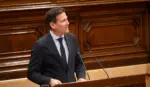 FOTOGRAFÍA. BARCELONA (ESPAÑA), FECHA RELACIONADA CON EL CONTENIDO: 18 DE AGOSTO DE 2026. Cataluña, VOX reclama las comparecencias de Parlon y Espadaler ante descontrol de seguridad. En la imagen, el diputado número uno de VOX por Tarragona al Parlamento, portavoz adjunto del Grupo Parlamentario y presidente del Comité Ejecutivo Provincial de VOX en Tarragona, Sergio Macian de Greef, interviene en la cámara catalana. Lasvocesdelpueblo (Ñ Pueblo)