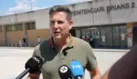 FOTOGRAFÍA. BARCELONA (CATALUÑA) ESPAÑA, 21 DE AGOSTO DE 2026. El portavoz adjunto del Grupo Parlamentario de VOX en el Parlamento de Cataluña y presidente del Comité Ejecutivo Provincial (CEP) de VOX en la provincia de Tarragona, Sergio Macian de Greef, ha participado en la concentración convocada por funcionarios de prisiones ante el centro penitenciario Brians 2 para exigir más seguridad y denunciar el incremento de las agresiones que sufren los trabajadores de las cárceles catalanas. Lasvocesdelpueblo (Ñ Pueblo)