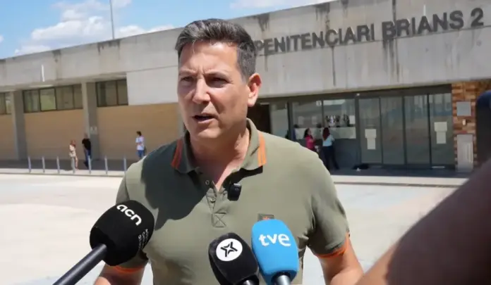 Sergio Macian de Greef VOX Tarragona FOTOGRAFÍA. BARCELONA (CATALUÑA) ESPAÑA, 21 DE AGOSTO DE 2026. El portavoz adjunto del Grupo Parlamentario de VOX en el Parlamento de Cataluña y presidente del Comité Ejecutivo Provincial (CEP) de VOX en la provincia de Tarragona, Sergio Macian de Greef, ha participado en la concentración convocada por funcionarios de prisiones ante el centro penitenciario Brians 2 para exigir más seguridad y denunciar el incremento de las agresiones que sufren los trabajadores de las cárceles catalanas. Lasvocesdelpueblo (Ñ Pueblo)