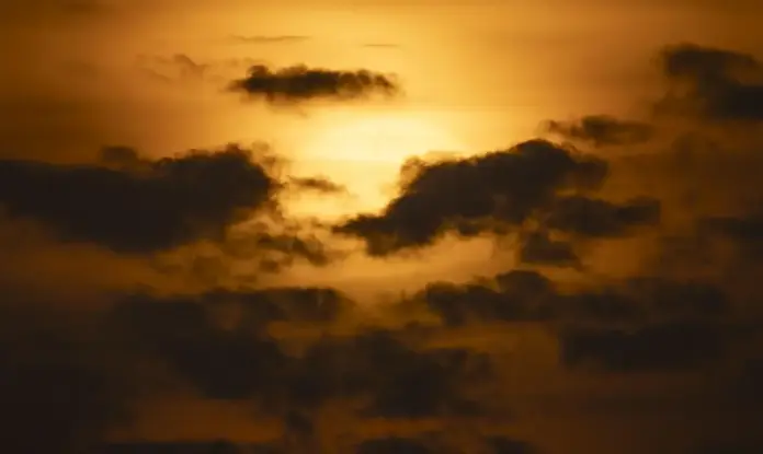 Primer eclipse total de Sol visible desde España en 114 años FOTOGRAFÍA. ESPAÑA, 12 DE AGOSTO DE 2026. Se acerca el momento esperado: el primer eclipse total de Sol visible desde la península ibérica en 114 años. Ante la inminencia del fenómeno, algunos de los principales representantes de la comunidad científica española han lanzado una recomendación: dejar a un lado las pantallas, mirar al cielo y compartir la experiencia con quienes estén alrededor. Efe