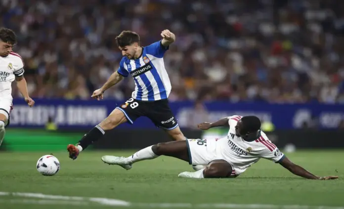 Real Sociedad - Espanyol será un partido largo, complicado y difícil, El delantero del Espanyol Javi Hernández (i), el jugador del Real Madrid Ibrahima Konaté (d) FOTOGRAFÍA. CORNELLÁ DE LLOBREGAT (BARCELONA) ESPAÑA, 22 DE AGOSTO DE 2026. Real Sociedad - Espanyol será un partido largo, complicado y difícil. El delantero del Espanyol Javi Hernández (i) intenta escapar al jugador del Real Madrid Ibrahima Konaté (d) en el partido de LaLiga disputado este 22 de agosto. Efe