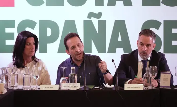 FOTOGRAFÍA. REAL MONASTERIO DE SAN LORENZO DE EL ESCORIAL (MADRID) ESPAÑA, 31 DE AGOSTO DE 2026. El presidente de VOX y de Patriots of Europe, Santiago Abascal Conde (d); junto al protagonista de la jornada y desde el pasado miércoles 29 de julio de 2026, portavoz del Grupo Municipal de VOX en la Asamblea de la Ciudad Autónoma de Ceuta, Juan Sergio Redondo Pacheco (c); ha presidido este lunes la reunión del Comité Ejecutivo Nacional de VOX, a la que asisten también los vicepresidentes y consejeros de VOX en los gobiernos autonómicos; los portavoces nacionales y regionales y los miembros del Comité de Acción Política, con la invasión marroquí de Ceuta (España) desde hace un mes con más de 80.000 inmigrantes ilegales como uno de los puntos del orden del día de la macroreunión del inicio de curso político de VOX, en el Real Monasterio de San Lorenzo de El Escorial (Comunidad de Madrid) España. Lasvocesdelpueblo (Ñ Pueblo)