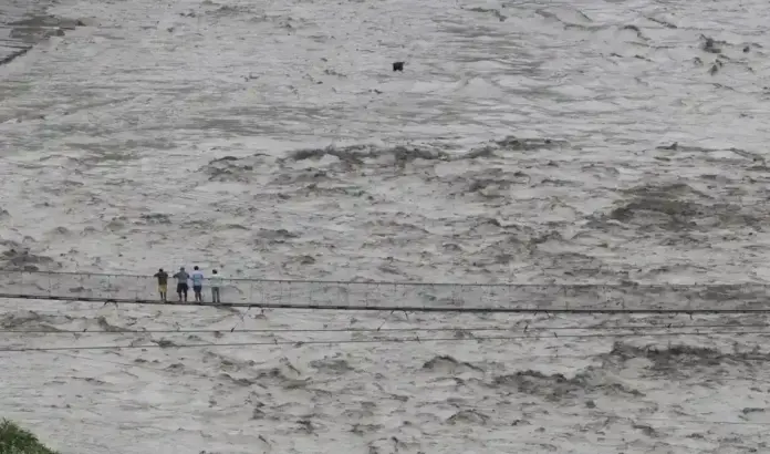 FOTOGRAFÍA. DHADING (NEPAL), 30 DE AGOSTO DE 2026.- Los vecinos son evacuados de sus hogares a orillas del río Trishuli, ante la subida del nivel del agua, en el distrito de Dhading (Nepal), el 30 de agosto de 2026. Más de 800 personas han perdido la vida y cientos siguen desaparecidas en todo el norte de Nepal después de que un desprendimiento glaciar y una avalancha provocaran inundaciones repentinas y deslizamientos de tierra a lo largo de los valles de los ríos Bhotekoshi y Trishuli, cerca de la frontera entre Nepal y el Tíbet, causando una destrucción generalizada en los asentamientos y las infraestructuras, según la Autoridad Nacional de Reducción y Gestión del Riesgo de Desastres (NDRRMA). Efe