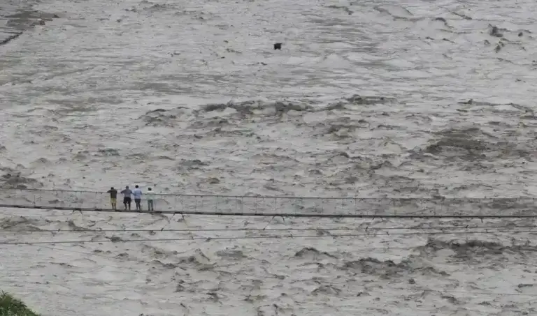 FOTOGRAFÍA. DHADING (NEPAL), 30 DE AGOSTO DE 2026.- Los vecinos son evacuados de sus hogares a orillas del río Trishuli, ante la subida del nivel del agua, en el distrito de Dhading (Nepal), el 30 de agosto de 2026. Más de 800 personas han perdido la vida y cientos siguen desaparecidas en todo el norte de Nepal después de que un desprendimiento glaciar y una avalancha provocaran inundaciones repentinas y deslizamientos de tierra a lo largo de los valles de los ríos Bhotekoshi y Trishuli, cerca de la frontera entre Nepal y el Tíbet, causando una destrucción generalizada en los asentamientos y las infraestructuras, según la Autoridad Nacional de Reducción y Gestión del Riesgo de Desastres (NDRRMA). Efe