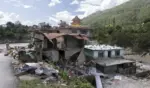 FOTOGRAFÍA. DHADING (NEPAL), 30 DE AGOSTO DE 2026.- Los vecinos son evacuados de sus hogares a orillas del río Trishuli, ante la subida del nivel del agua, en el distrito de Dhading (Nepal), el 30 de agosto de 2026. Más de 800 personas han perdido la vida y cientos siguen desaparecidas en todo el norte de Nepal después de que un desprendimiento glaciar y una avalancha provocaran inundaciones repentinas y deslizamientos de tierra a lo largo de los valles de los ríos Bhotekoshi y Trishuli, cerca de la frontera entre Nepal y el Tíbet, causando una destrucción generalizada en los asentamientos y las infraestructuras, según la Autoridad Nacional de Reducción y Gestión del Riesgo de Desastres (NDRRMA). Efe