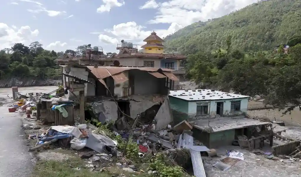 FOTOGRAFÍA. DHADING (NEPAL), 30 DE AGOSTO DE 2026.- Los vecinos son evacuados de sus hogares a orillas del río Trishuli, ante la subida del nivel del agua, en el distrito de Dhading (Nepal), el 30 de agosto de 2026. Más de 800 personas han perdido la vida y cientos siguen desaparecidas en todo el norte de Nepal después de que un desprendimiento glaciar y una avalancha provocaran inundaciones repentinas y deslizamientos de tierra a lo largo de los valles de los ríos Bhotekoshi y Trishuli, cerca de la frontera entre Nepal y el Tíbet, causando una destrucción generalizada en los asentamientos y las infraestructuras, según la Autoridad Nacional de Reducción y Gestión del Riesgo de Desastres (NDRRMA). Efe
