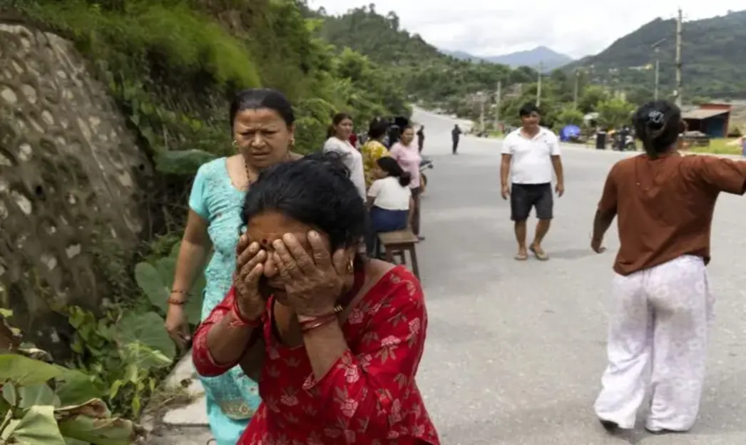 FOTOGRAFÍA. DHADING (NEPAL), 30 DE AGOSTO DE 2026.- Los vecinos observan como sube el nivel del río Trishuli desde un puente peatonal, en el distrito de Dhading (Nepal), el 30 de agosto de 2026. Más de 700 personas han perdido la vida y cientos siguen desaparecidas en el norte de Nepal después de que un desprendimiento glaciar y una avalancha provocaran inundaciones repentinas y deslizamientos de tierra a lo largo de los valles de los ríos Bhotekoshi y Trishuli, cerca de la frontera entre Nepal y el Tíbet, causando una destrucción generalizada en los asentamientos y las infraestructuras, según la Autoridad Nacional de Reducción y Gestión del Riesgo de Desastres (NDRRMA). Efe