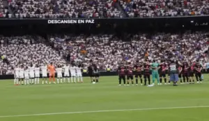 FOTOGRAFÍA. MADRID (COMUNIDAD DE MADRID) ESPAÑA, 30 DE AGOSTO DE 2026. Los jugadores de Real Madrid y el Málaga guardan un minuto de silencio por los fallecidos en la devastadora riada del Nepal, antes del partido de LaLiga Real Madrid - Málaga, este domingo en el estadio Santiago Bernabéu, Madrid (España). Efe