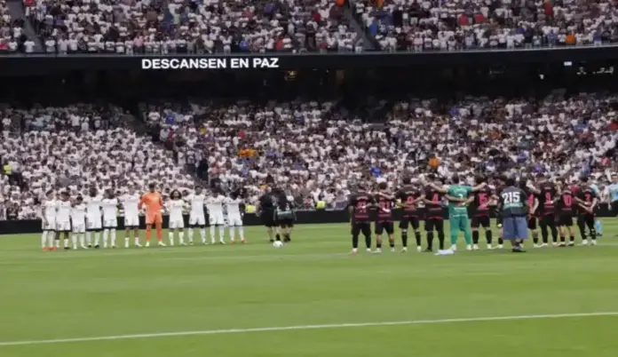 Riada Nepal Minuto de silencio en el Bernabéu en memoria de los fallecidos FOTOGRAFÍA. MADRID (COMUNIDAD DE MADRID) ESPAÑA, 30 DE AGOSTO DE 2026. Los jugadores de Real Madrid y el Málaga guardan un minuto de silencio por los fallecidos en la devastadora riada del Nepal, antes del partido de LaLiga Real Madrid - Málaga, este domingo en el estadio Santiago Bernabéu, Madrid (España). Efe