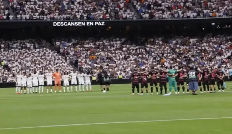 FOTOGRAFÍA. MADRID (COMUNIDAD DE MADRID) ESPAÑA, 30 DE AGOSTO DE 2026. Los jugadores de Real Madrid y el Málaga guardan un minuto de silencio por los fallecidos en la devastadora riada del Nepal, antes del partido de LaLiga Real Madrid - Málaga, este domingo en el estadio Santiago Bernabéu, Madrid (España). Efe