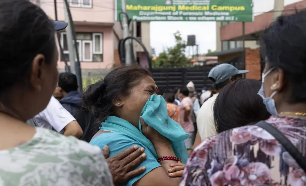 FOTOGRAFÍA. KATHMANDU (NEPAL), 29 DE AGOSTO DE 2026.- Personas lloran por familiares afectados por la riada en Nepal. Efe