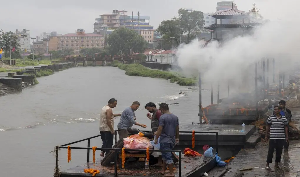 FOTOGRAFÍA. RASUWA DISTRICT (NEPAL), 29 DE AGOSTO DE 2026. Una imagen muestra el funeral de un fallecido en la riada de Nepal. Ejército de Nepal/Efe