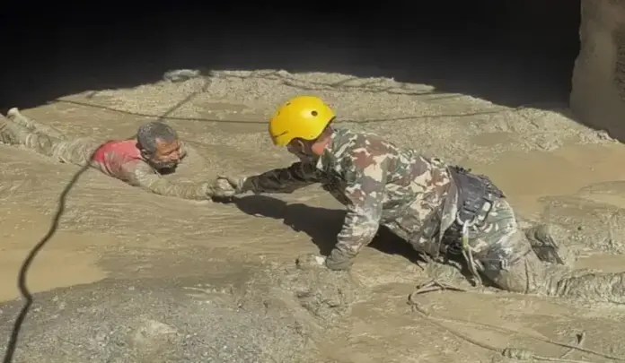 Riada Nepal, Riada Nepal Cerca de 3.000 desaparecidos y 700 muertos (3) FOTOGRAFÍA. RASUWA DISTRICT (NEPAL), 29 DE AGOSTO DE 2026. Imagen muestra al Ejército del Nepal durante las labores de rescate tras la devastadora riada de Nepal. Ejército de Nepal/Efe